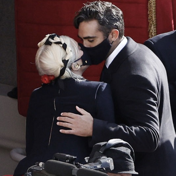 Lady Gaga puthet me partnerin përmes maskës