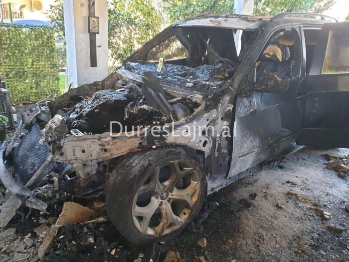 FOTO/ Si është shkrumbuar makina “BMW” në Durrës, rrezikoi të digjej edhe shtëpia