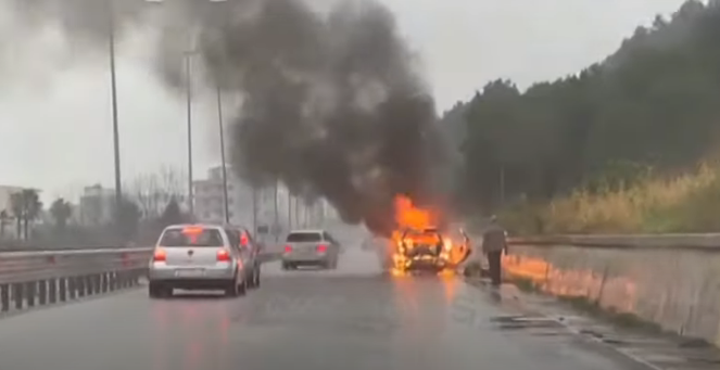 Makina shkrumbohet nga flakët në ecje në aksin Kavajë-Plepa (FOTO)