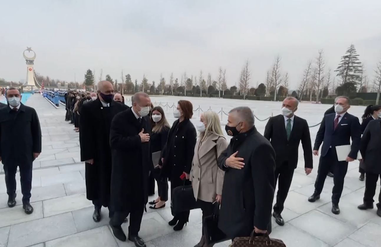 Ministra dhe drejtorë, kush e shoqëron Ramën në Turqi