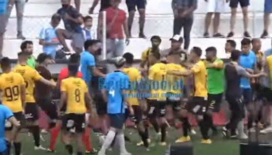 Ndeshja vendimtare kthehet në arenë “lufte”, kaos total në fundin e vitit