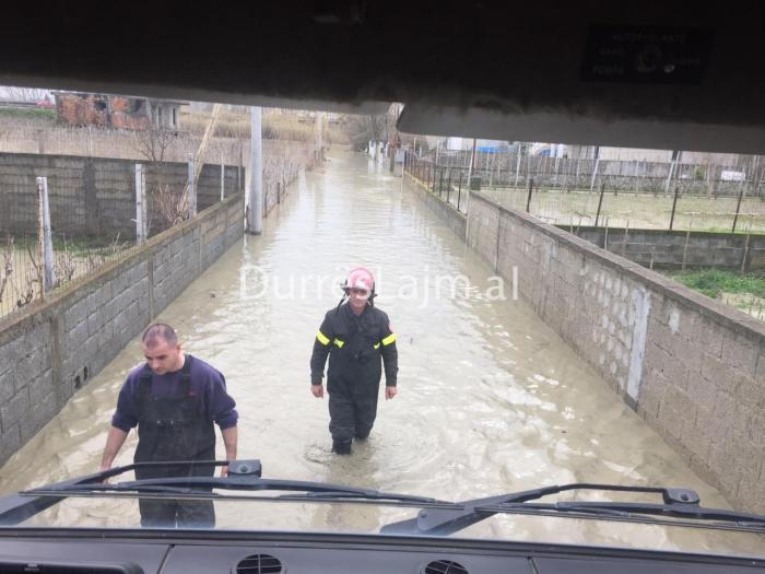 Situatë e rënduar në Sukth dhe Rrushkull, zjarrfikësit evakuojnë banorët e bllokuar (FOTO)