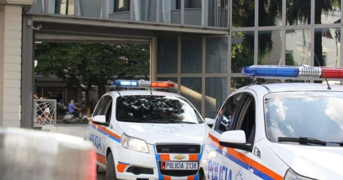 Kërcënoi me pistoletë një person, pranga 39-vjeçarit, një tjetër në kërkim