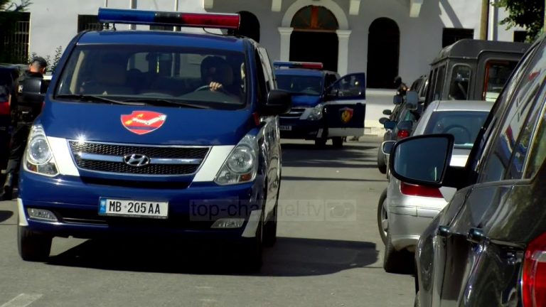 Sulmohet makina e biznesmenit, autorët i lënë brenda mjetit një shufër hekuri dhe një mesazh në letër