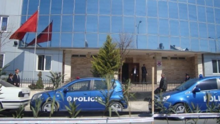 Një telefonatë alarmon policinë në Kamëz, denoncohet pengmarrja e një vajze