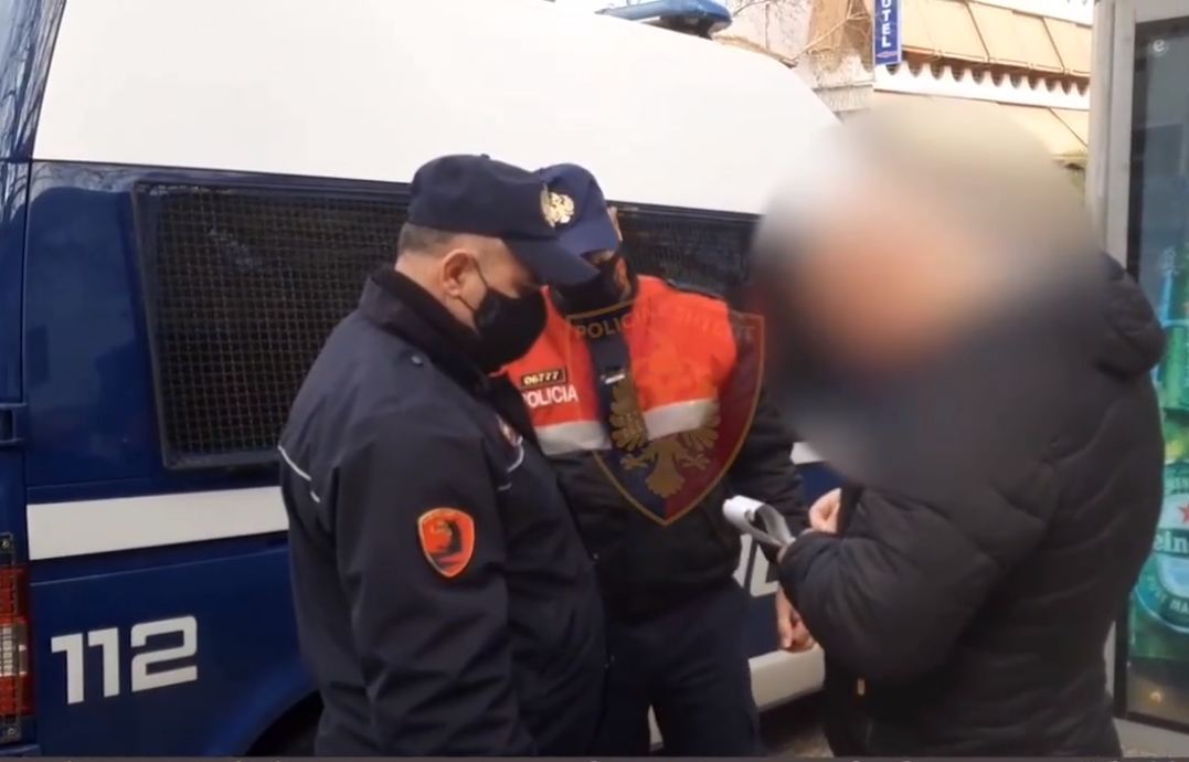 Nuk mbanin maskën në rrugë, policia gjobit 923 qytetarë në dy ditët e fundit