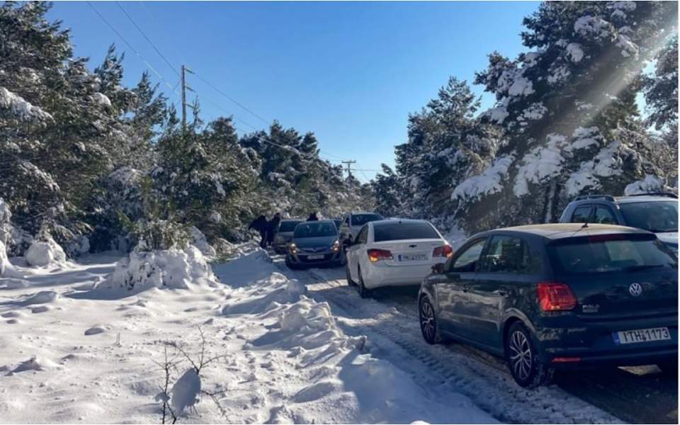 I ftohti mbërthen Greqinë, mbyllen shkollat