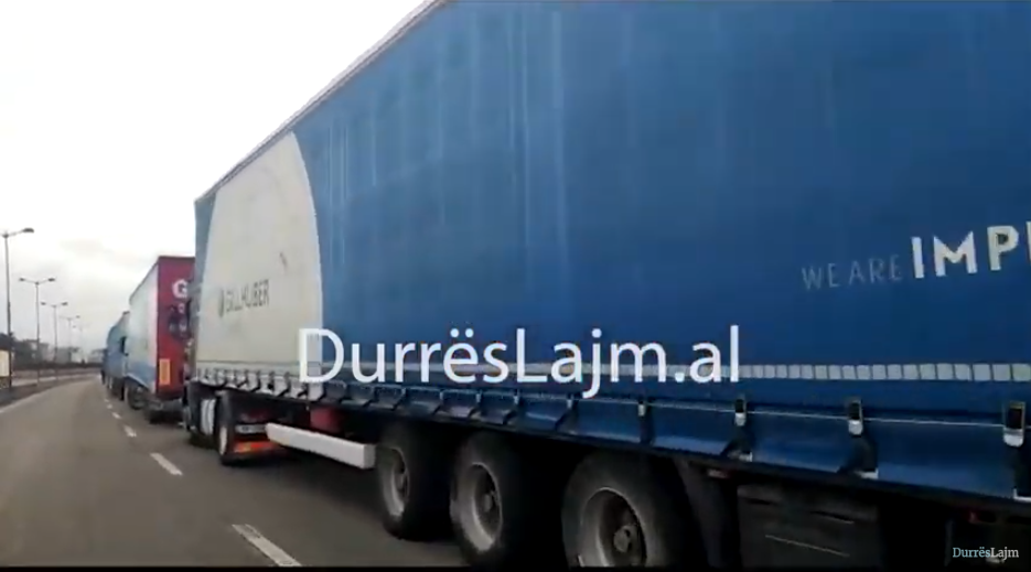 Varg kilometrik kamionësh për në doganën e Durrësit (VIDEO)