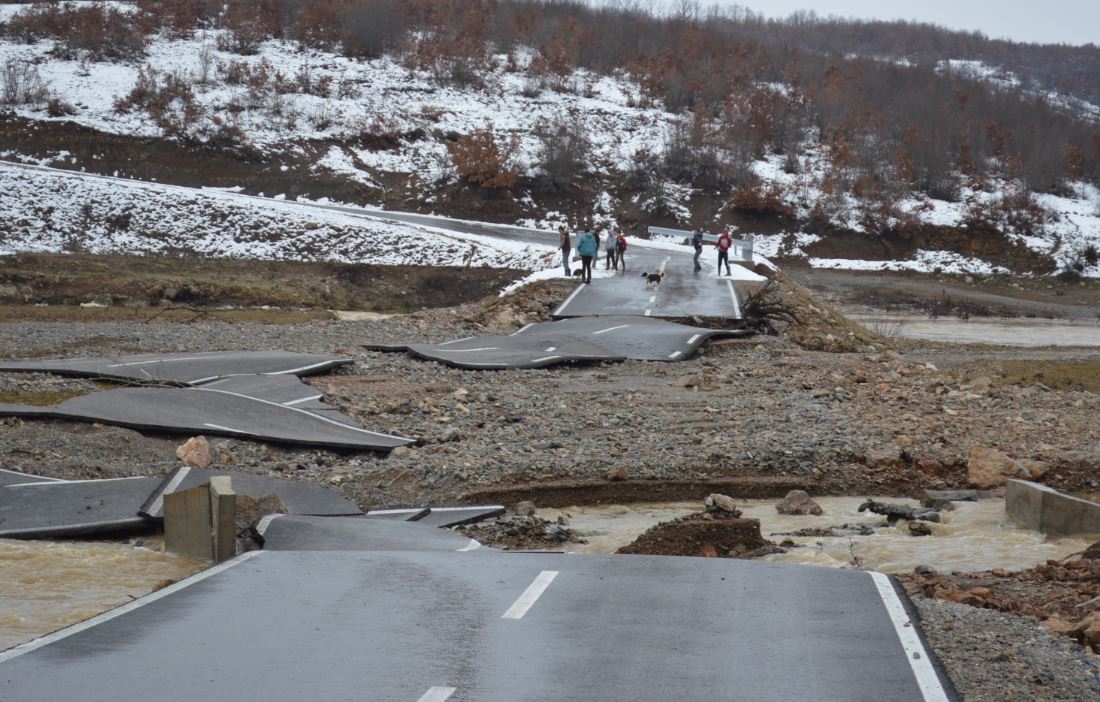 U ndërtua 9 muaj më parë, shiu shkatërron rrugën në Kosovë