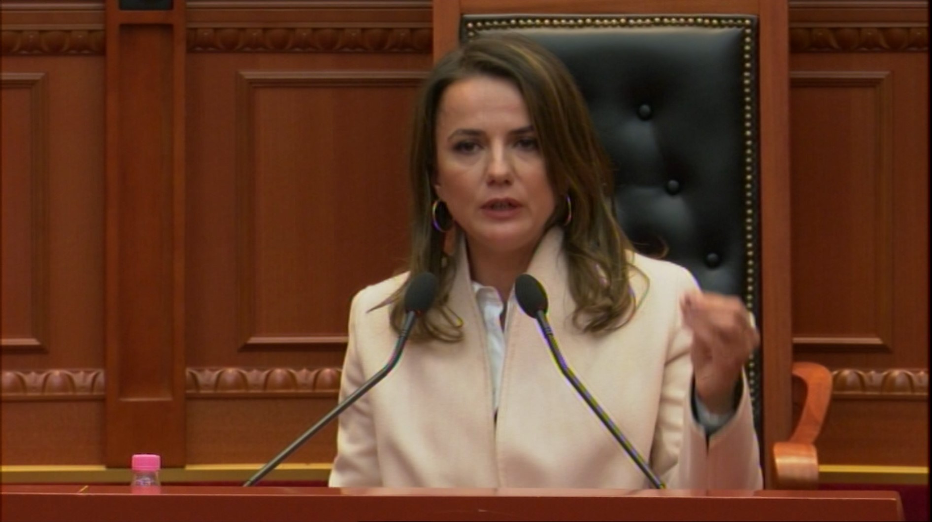 Hajdari thirrje qeverisë: Dilni nga vilat luksoze dhe takoni qytetarët, taksat e të cilëve ia jepni Ndraghetës