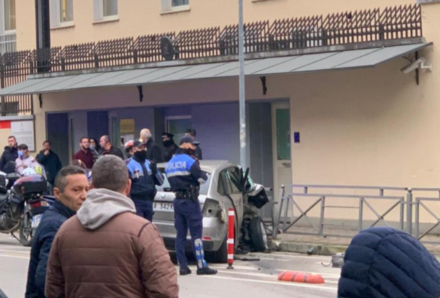 Momenti i frikshëm kur makina desh përfundoi brenda ambasadës italiane, kalimtarët shpëtojnë mrekullisht (VIDEO)