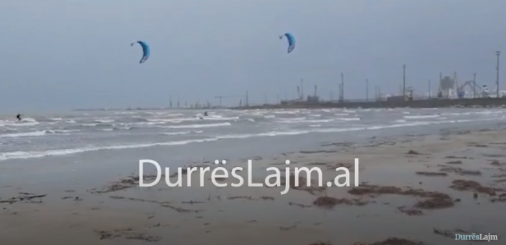 Amatorët e sërfit në Durrës nuk i ndal as fortunali… (VIDEO)