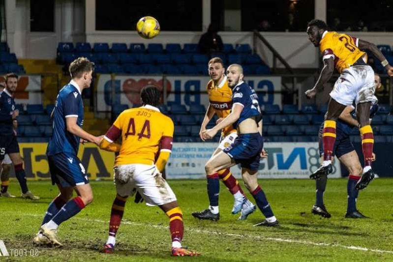 Shënoi në lartësinë 2.62 metra, thyen rekordin e Cristiano Ronaldos