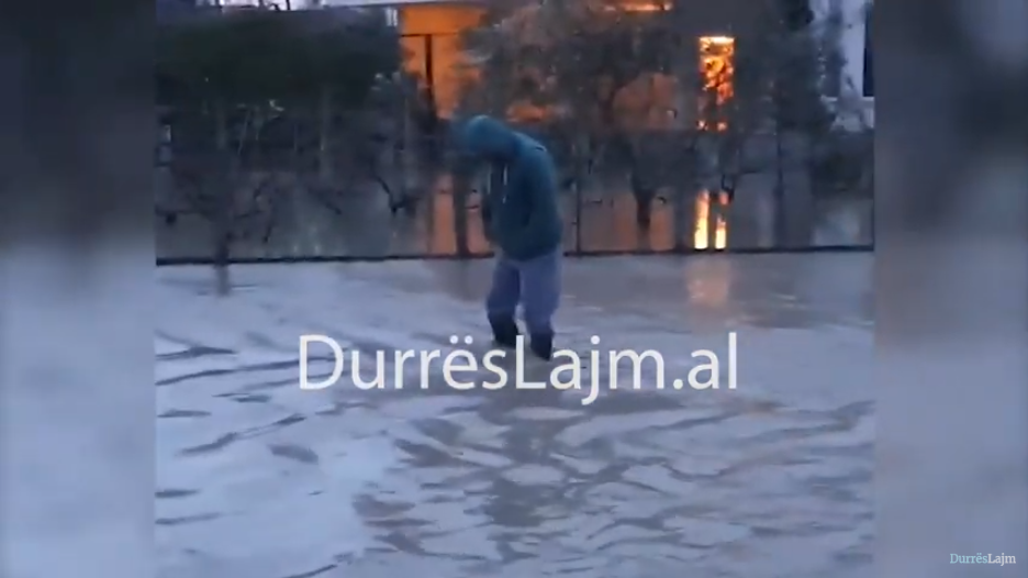 Mbetet kritike situata e përmbytjeve në Sukth, uji ka hyrë në shumë shtëpi (VIDEO)