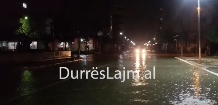Reshjet e shiut rikthejnë përmbytjet te zona e stadiumit në Durrës (VIDEO)