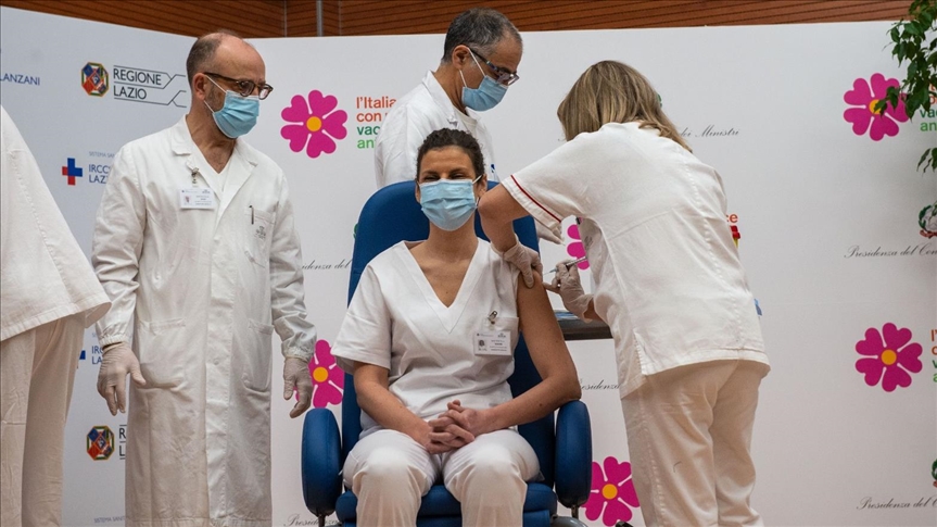 Plasin polemikat në Itali: Mjekët marrin ujë fiziologjik në vend të vaksinës