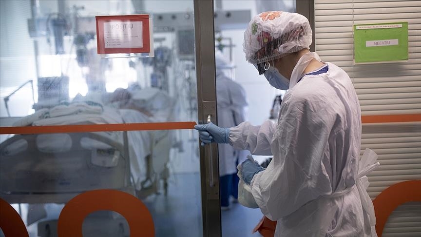 Mbi 24 milionë pacientë me COVID-19 në të gjithë botën vazhdojnë trajtimin