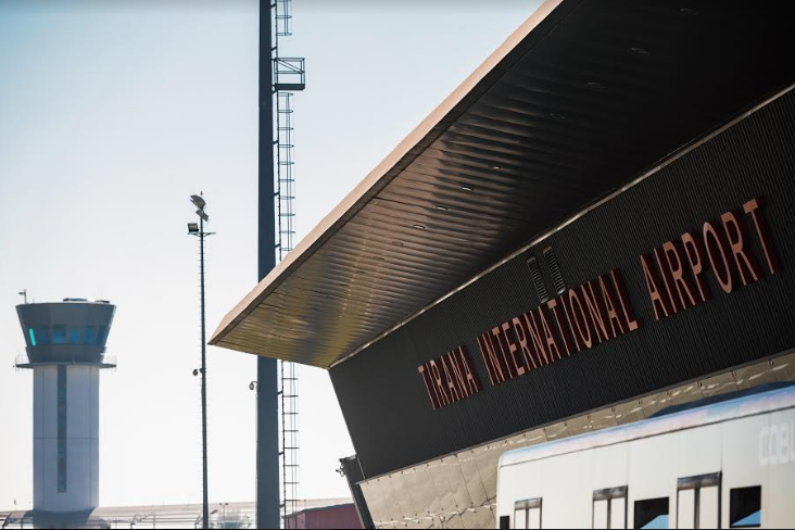 Ulje e tarifës së pasagjerit në aeroportin e Rinasit