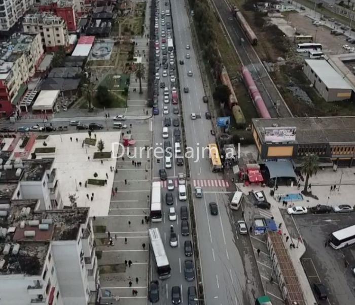 VIDEO/ Varg kilometrik automjetesh në hyrje të Durrësit
