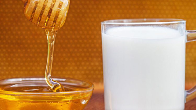 Qumësht dhe mjaltë – Kombinimi që ju duhet për flokë të plotë