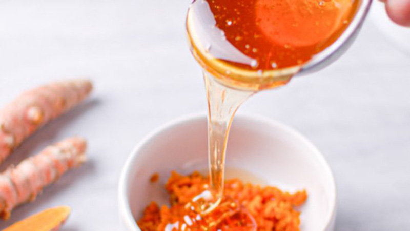 Si të largoni shenjat e plakjes nga fytyra me maskën me turmerik