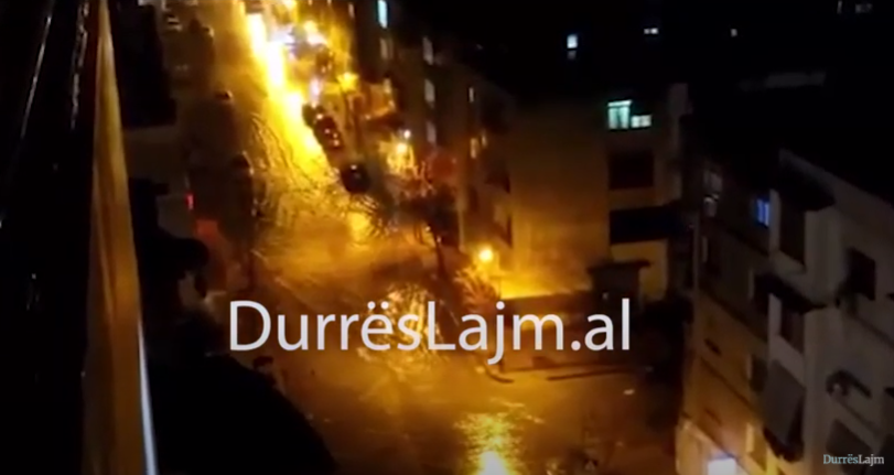 Moti i keq/ Rrugët e Durrësit notojnë në ujë (VIDEO)