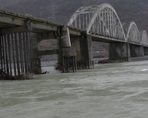 Përmbytjet rrezikojnë Urën e Zogut. Monumenti i Kulturës humb rreth 2 metra
