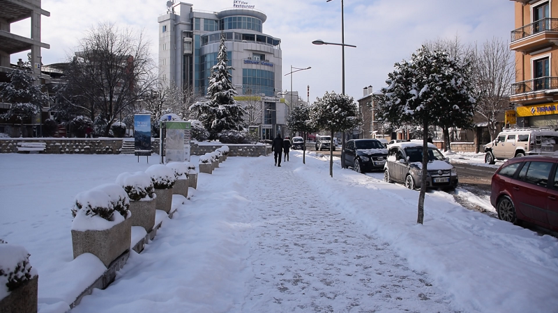 Korça mbulohet nga bora… 20 cm trashësi në zonat e thella, në rrugë duhet kujdes