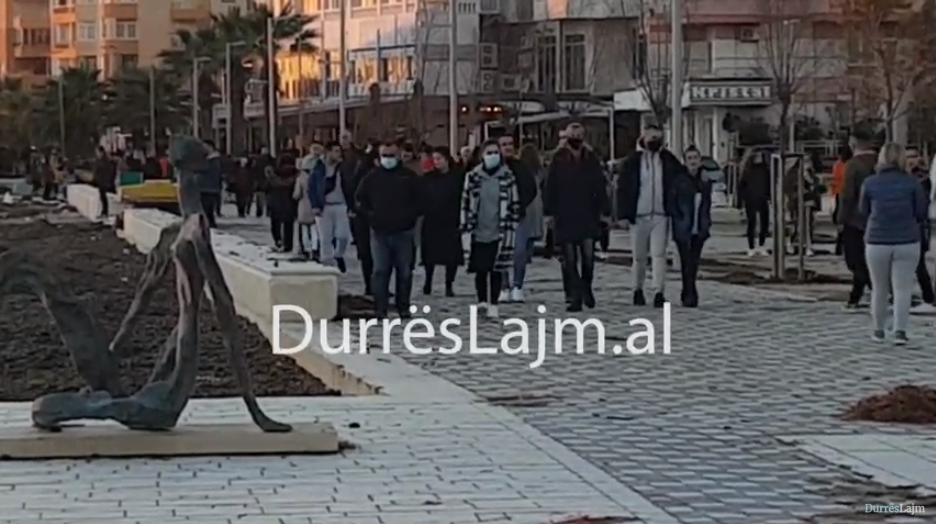 Si i kaluan qytetarët e Durrësit orët e para të Vitit të Ri 2021 (VIDEO)