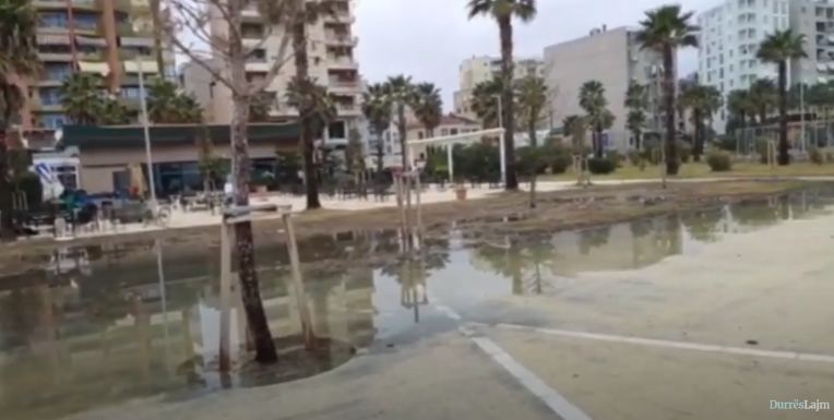 VIDEOLAJM/ Shëtitorja “Taulantia” e mbuluar nga leshteriku dhe uji