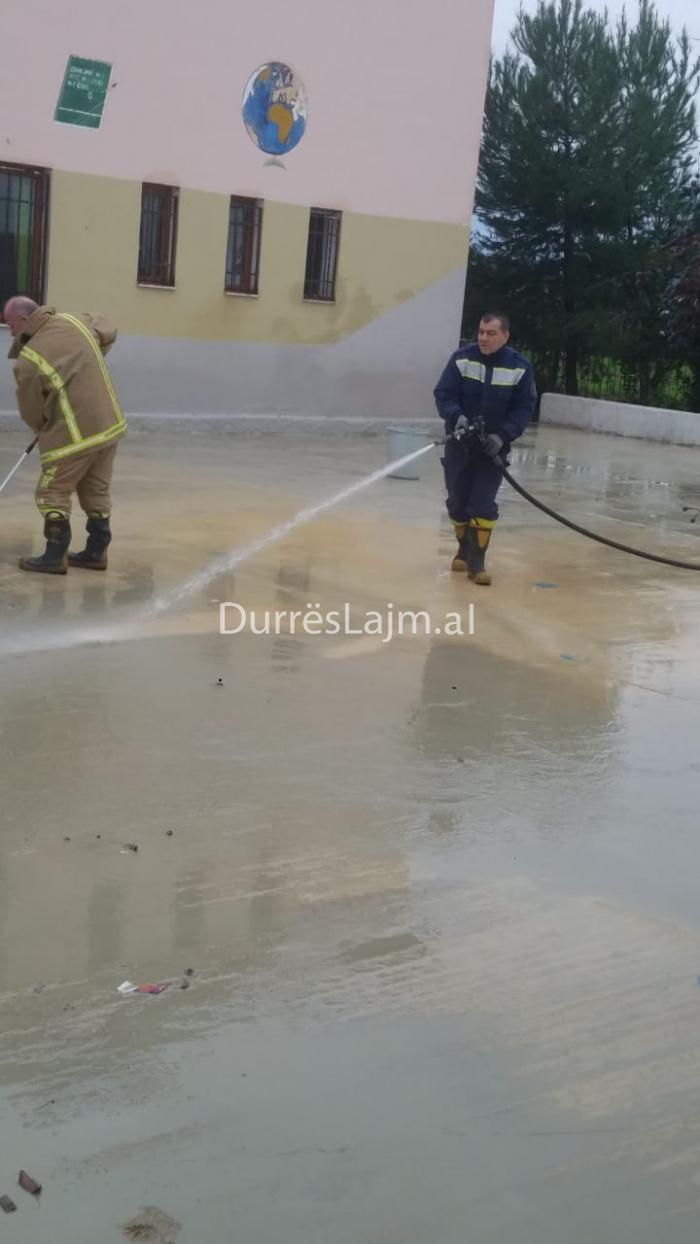 Durrës, largohet uji në shkollën e përmbytur, rinis mësimi