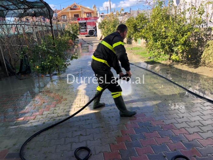 FOTO+VIDEO/ Largohet uji nga banesat e përmbytura në Durrës, banorët rikthehen në shtëpi