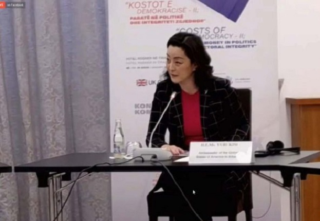 Ambasadorja Kim thirrje shqiptarëve: Mos merrni para për votën dhe mos votoni kriminelët!