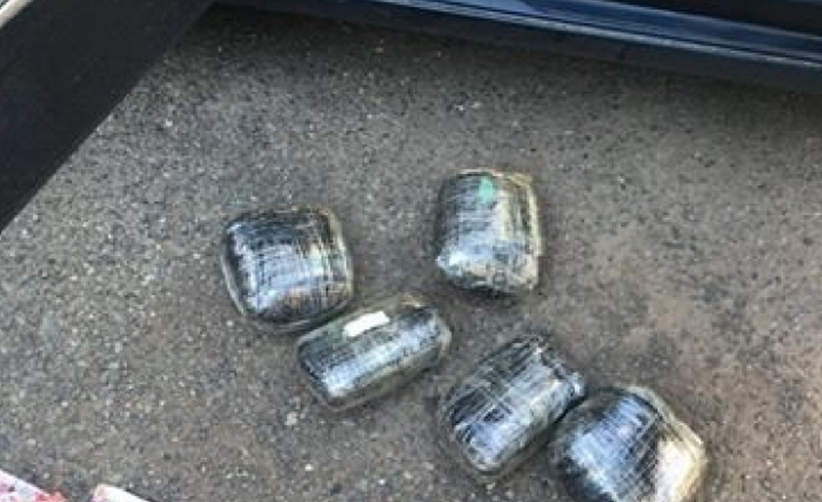 I riu tenton t’i shpëtojë policisë, hedh kanabisin nga makina