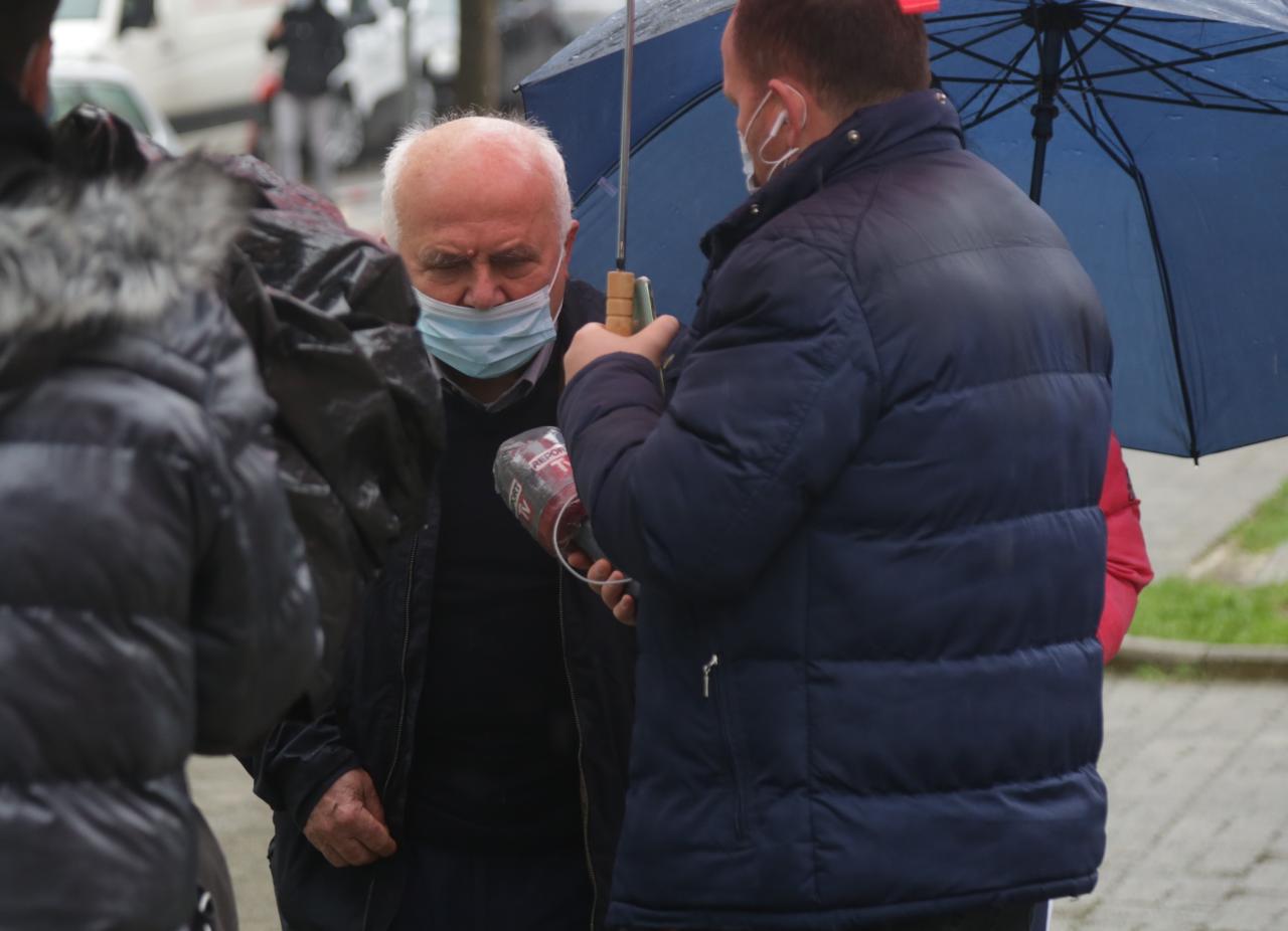 Babai i gjyqtares Hoxha: Fle me djalin autik në një divan me dërrasa