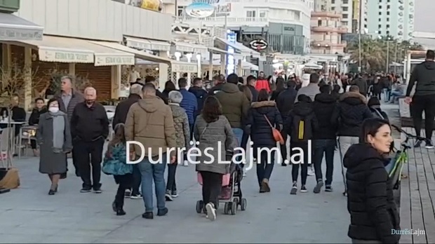 Koha me diell mbush plot me njerëz shëtitoren “Taulantia”, durrsakët nuk pyesin për Covid, pa maska e distancim social! (VIDEO)