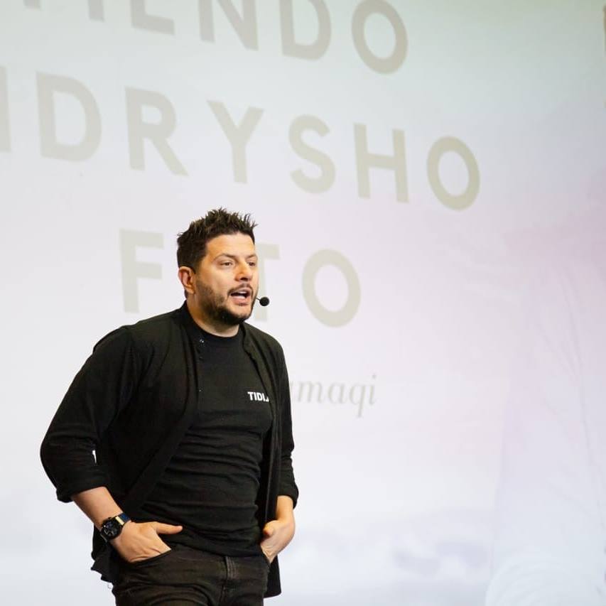 Theu rregullat antiCovid, Mamaqi: Dendësia e njerëzve në sallë s’ishte më e madhe se ajo në autobus, Korçë ose qendra tregtare