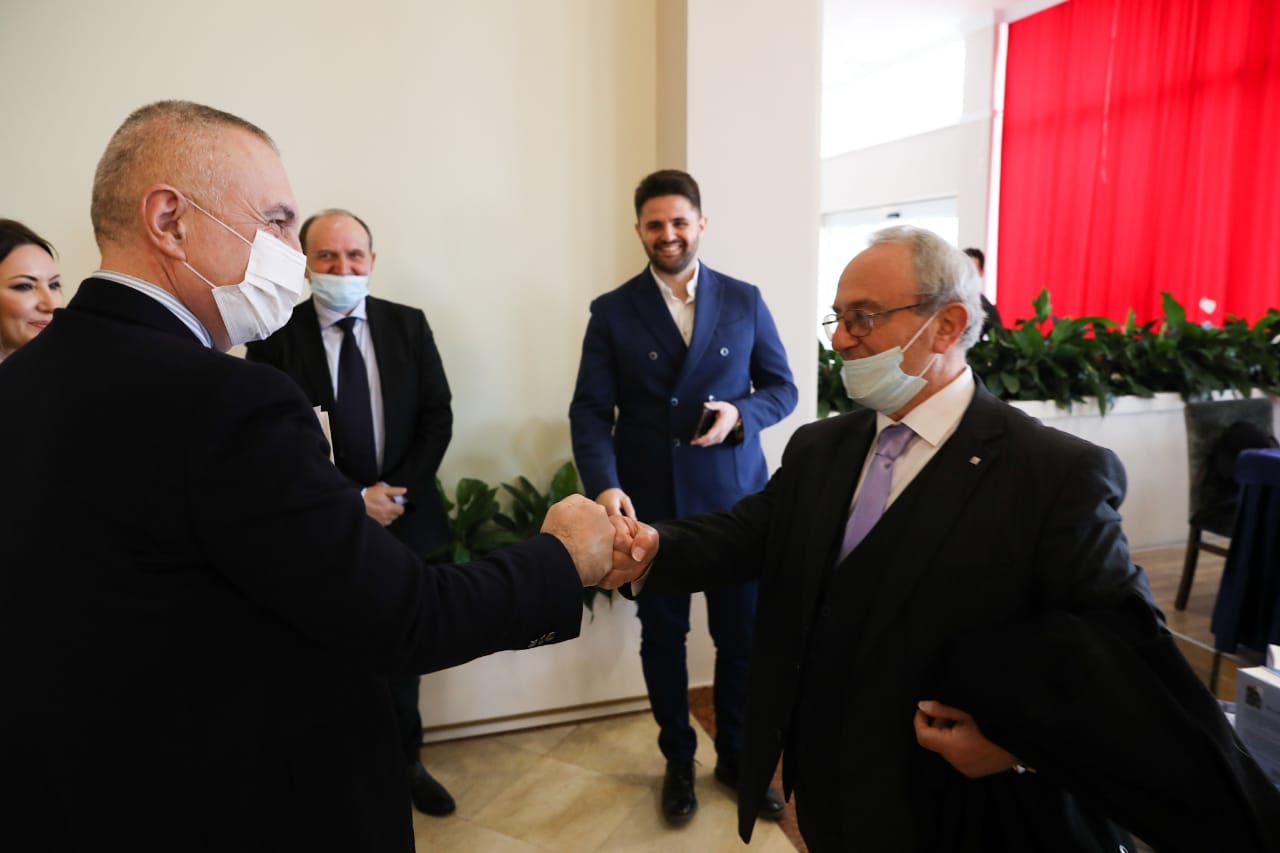 Presidenti Meta vlerëson librin e publicistit durrsak: Paraqet një vazhdë njohëse të realitetit të vlerave qytetare