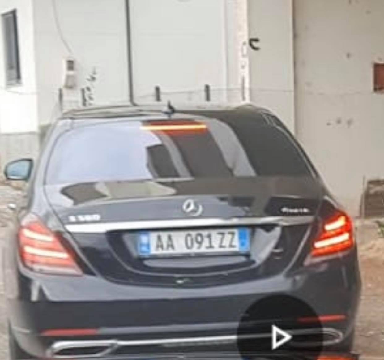 Balla ironizon Metën: Mori dikë në telefon për t’i dekoruar gjyshin e vdekur, s’i dalin numrat e të gjallëve