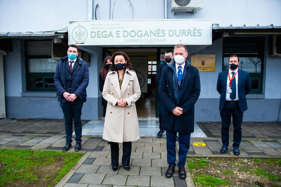 Ambasadorja Kim takohet me Gazhelin në Doganën e Durrësit: Prioritet do të jetë demokracia, biznesi dhe mbrojtja