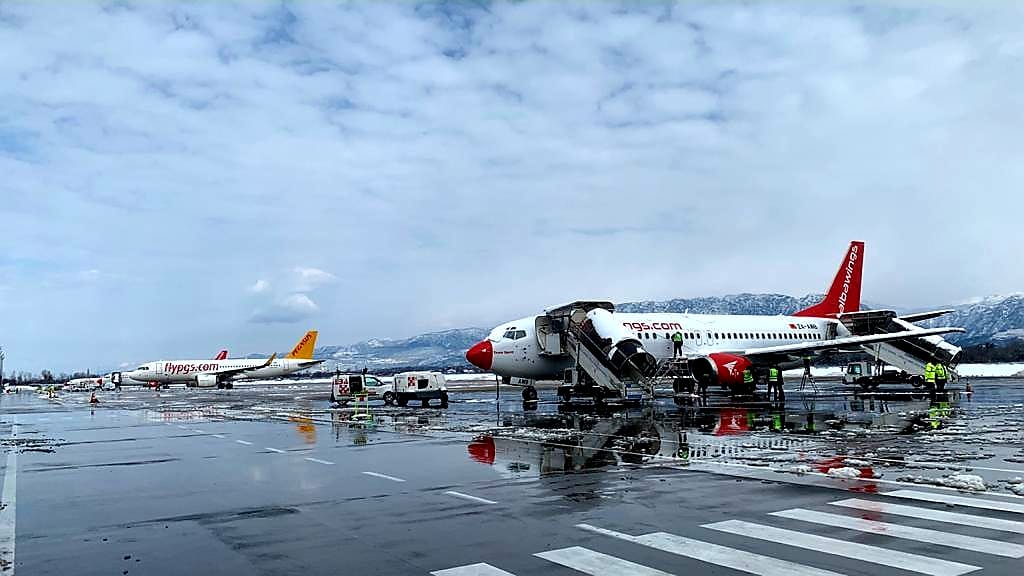 Moti i keq shkakton vonesa me udhëtimet në aeroportin e Rinasit