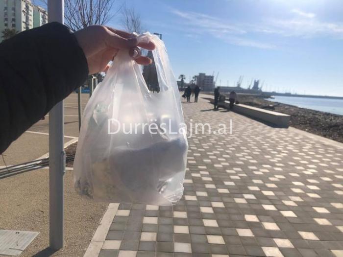 Denoncimi i qytetarit: Shëtitorja e re në Durrës pa asnjë kosh mbeturinash!