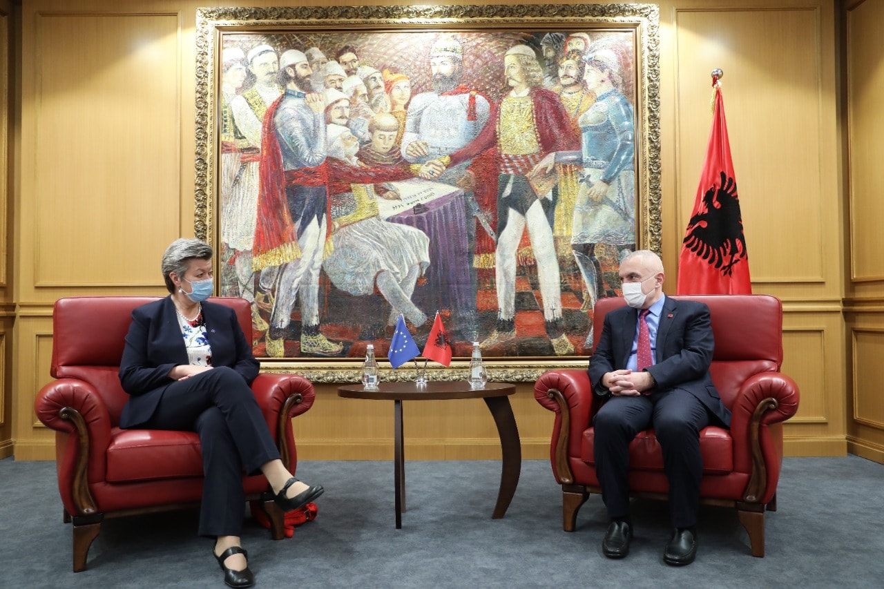 Meta takon komisioneren e BE: Pas 25 prillit, goditet krimi dhe Shqipëria kthehet në shina