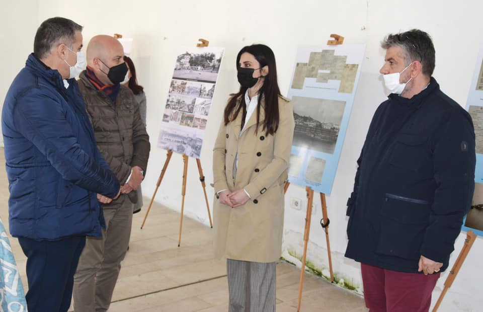 Kryebashkiakja Sako viziton ekspozitën me dokumente të rralla të Dhomës së Tregtisë dhe Industrisë Durrës