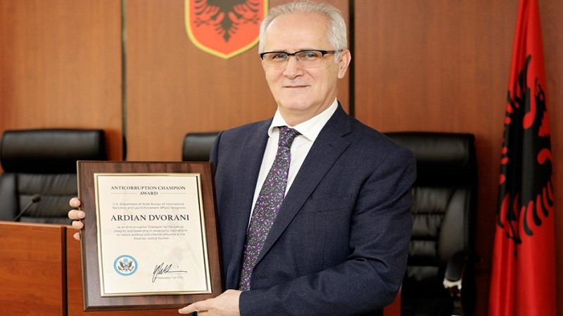 Ambasada publikon foton e kampionit të antikorrupsionit, Dvorani me çmimin ndërkombëtar në duar