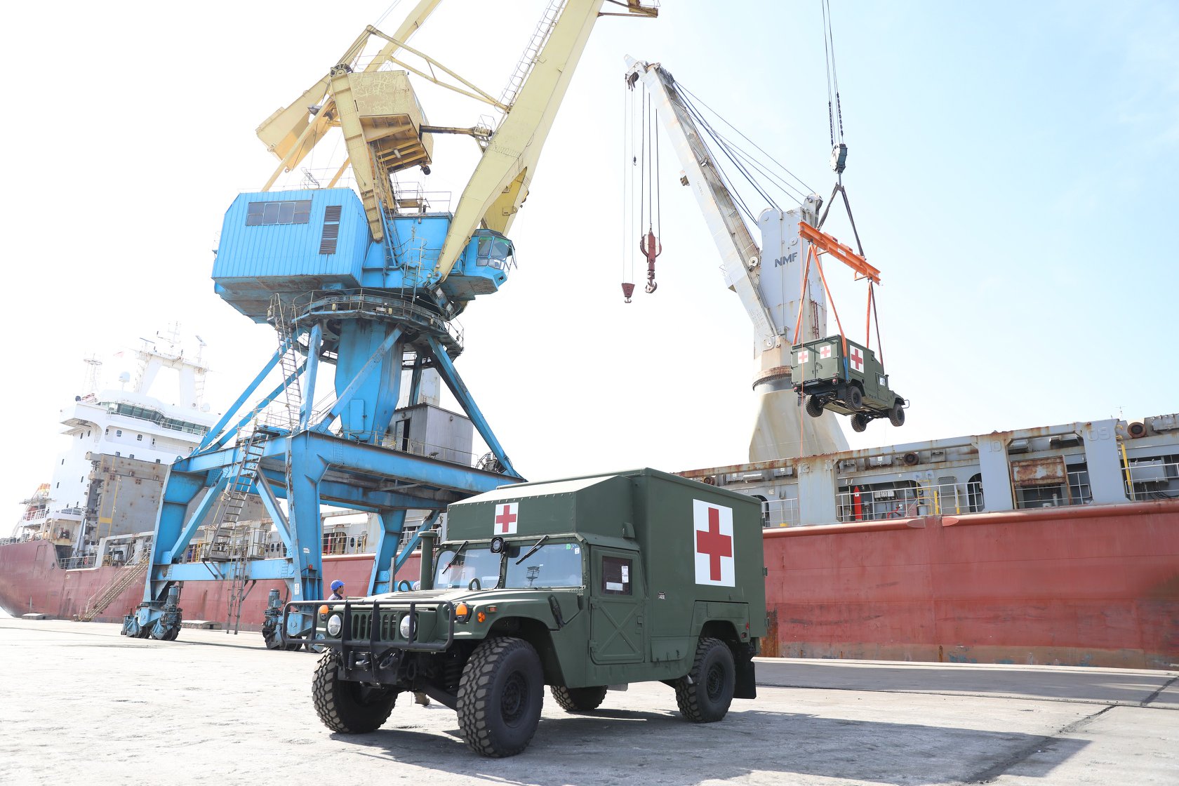 Mbërrijnë në portin e Durrësit 29 automjete “Humvee” për FA-të, dhuratë nga SHBA