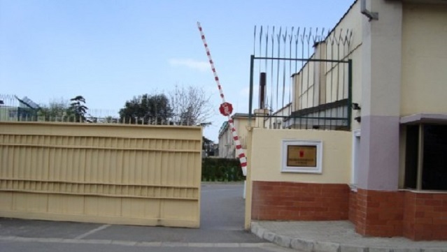 La një flamur amerikan te porta e SHISH, zbulohet i riu që alarmoi policinë dhe shërbimin sekret