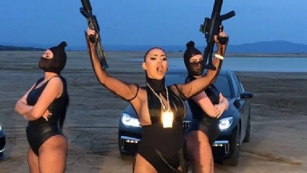 U arratis nga Kukësi ku ishte në “arrest shtëpie”, Fjolla Morina “bëhet e gjallë” për Albin Kurtin