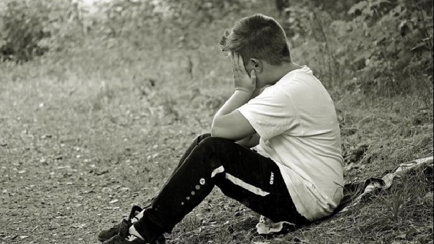 62-vjeçari shqiptar ngacmon seksualisht të miturin dhe e kërcënon me thikë