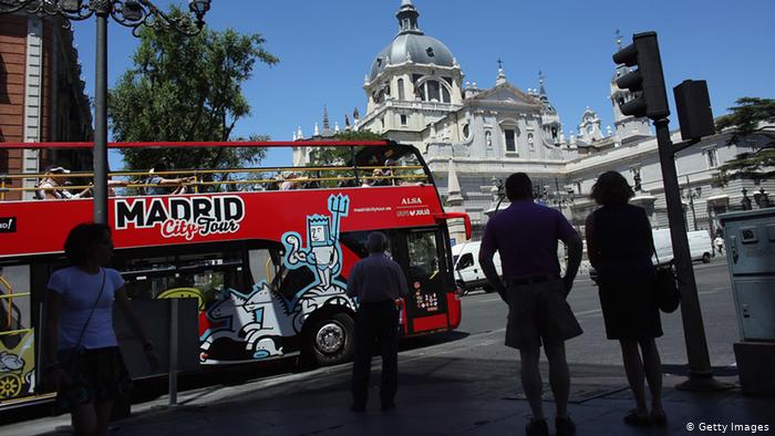 Kufizimet liberale për pandeminë tërheqin turistë në Madrid